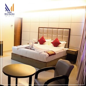 Desk, soundproofing, free WiFi, bed sheets - Hotel Mira Garden (Sylhet)