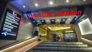 Entrada de l'Hotel Mira Garden, amb un directori digital a l'esquerra i una escala que condueix a la llotja.