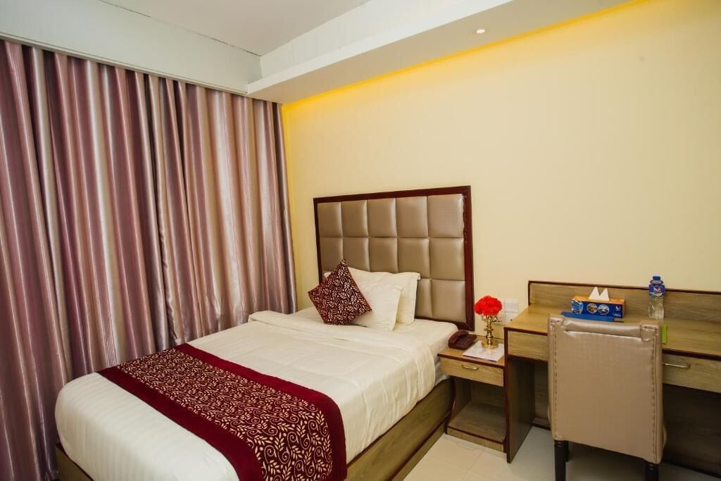 Desk, soundproofing, free WiFi, bed sheets