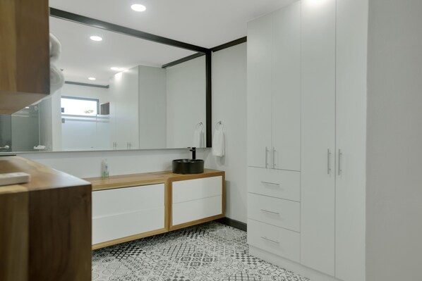 シャワー、ヘアドライヤー、タオル、石鹸