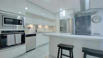 Microondas, horno, placa de cocina y lavavajillas