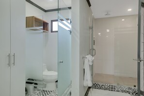 シャワー、ヘアドライヤー、タオル、石鹸