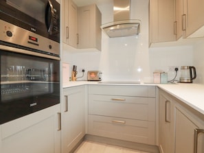 Fridge, dishwasher, electric kettle, toaster - Rainbow Lodge (Bodmin)