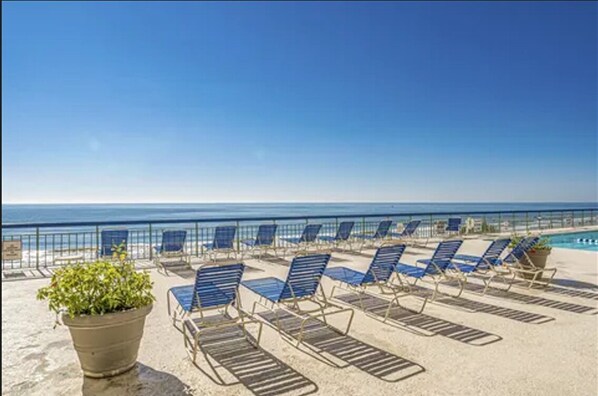 On the beach - Ocean & Pool Front Cherry Grove Beach (North Myrtle Beach)