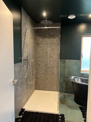 Dusche, kostenlose Toilettenartikel, Haartrockner, Handtücher
