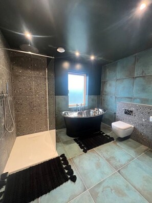 Dusche, kostenlose Toilettenartikel, Haartrockner, Handtücher