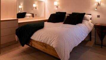 2 bedrooms, iron/ironing board, travel cot, free WiFi
