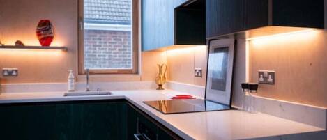 Réfrigérateur, micro-ondes, four, plaque de cuisson