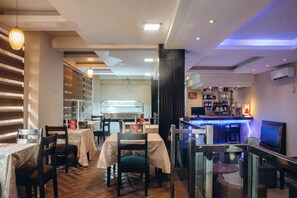 Restaurant - Oakspring Hotel & Luxury Suites (Lagos)