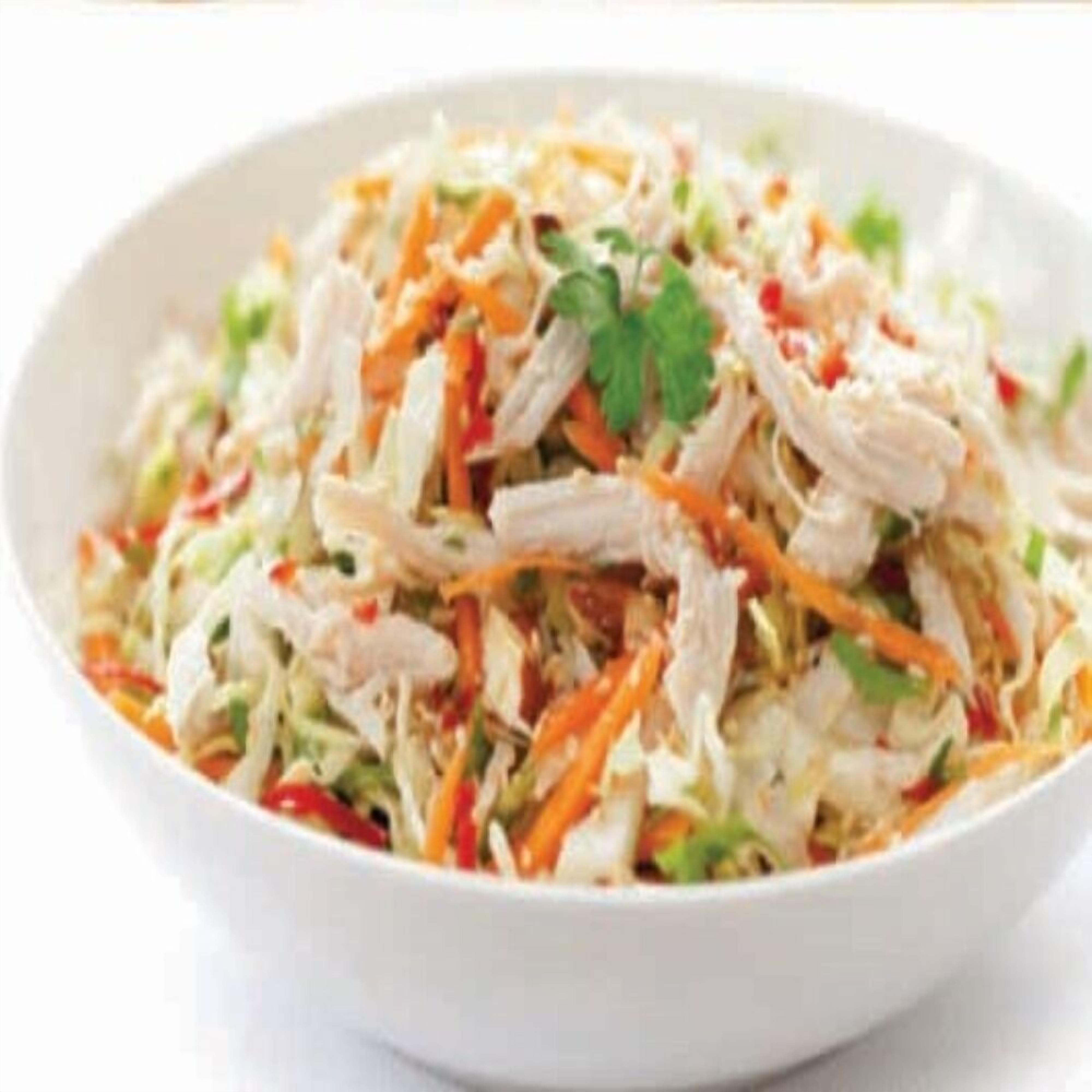 Insalata di pollo sfilacciato con carote ed erbe aromatiche.