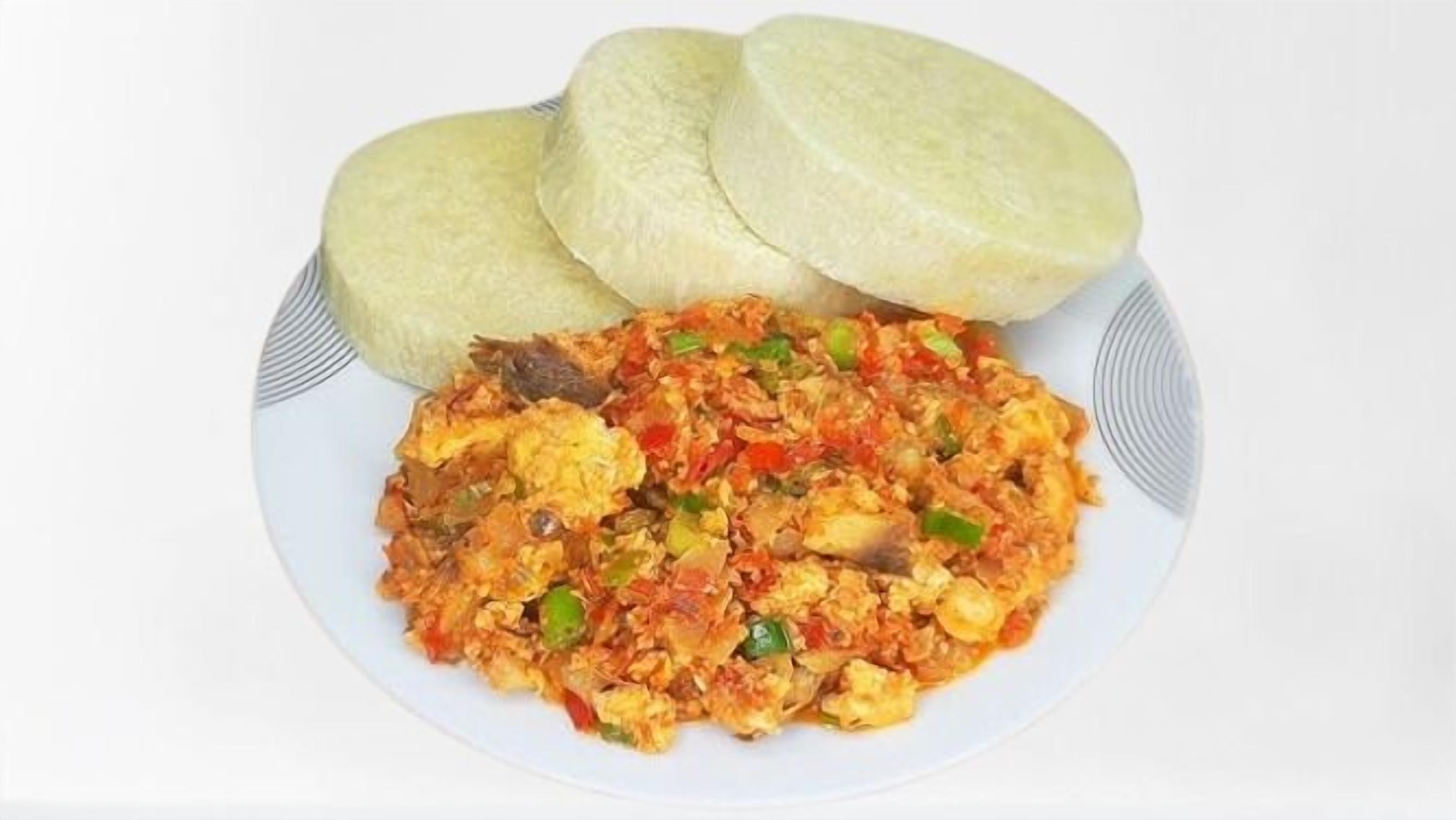 A plate of food with bread rolls and a mixed vegetable dish.