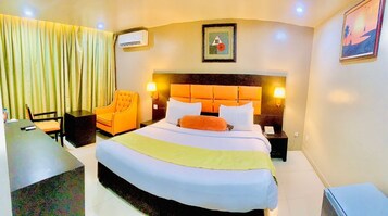 Quarto solteiro luxo, vista para a cidade | Roupas de cama premium, edredons de pluma
