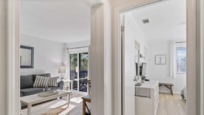 Ein modernes Wohnzimmer mit Sofa, Couchtisch und einer Essecke mit einer Bank.