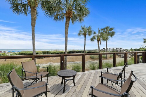 Refurbished Condo  enjoy Pool, Beach walk to Coligny Plaza and Celebration Park!