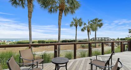 Refurbished Condo enjoy Pool, Beach walk to Coligny Plaza and Celebration Park!