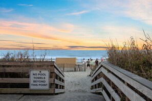 On the beach - Luxurious Beachfront 3BR 15Th Floor VIP Suite. Amazing Direct Ocean Views! (Myrtle Beach)
