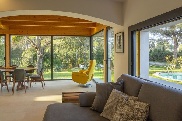 Smart-TV, Kamin, Tischfußball