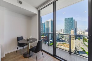 ห้องลักซ์ชัวรี่สวีท, ระเบียง | บริการอาหารในห้องพัก