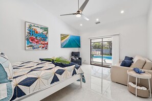 3 habitaciones, tabla de planchar con plancha y cuna de viaje 