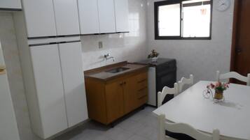 Apartamento conforto | Cozinha privada | Geladeira, fogão, liquidificador, talheres/pratos/utensílios de cozinha
