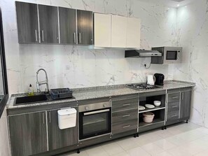 Frigorifero, microonde, forno, piano cottura