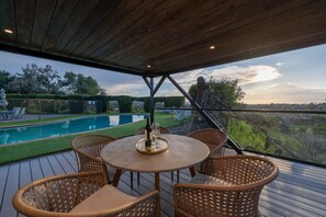Outdoor dining - Spectacular mansion with amazing views (Covina)