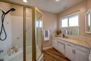 Hair dryer, towels, soap, shampoo - Spectacular mansion with amazing views (Covina)