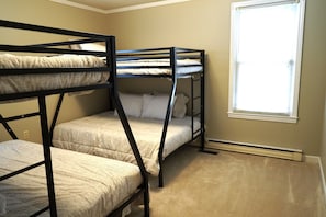 3 bedrooms, free WiFi, bed sheets - Quiet farmhouse nestled near Presbyterian College and Clinton, SC w/pool table. (Clinton)