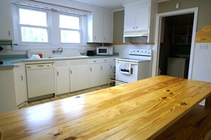 Fridge, microwave, oven, stovetop - Quiet farmhouse nestled near Presbyterian College and Clinton, SC w/pool table. (Clinton)