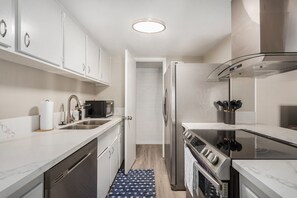 ثلاجة، ميكروويف، فرن، موقد طهي مسطح