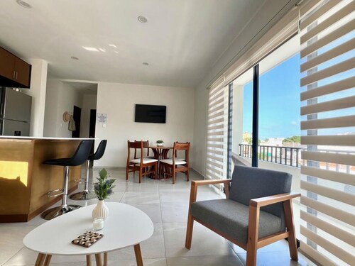 Las Hadas: City Condo with Pool