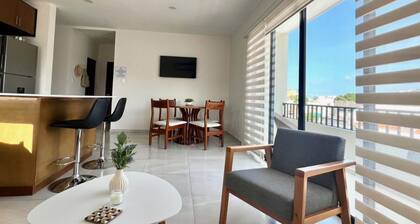 Las Hadas: City Condo with Pool