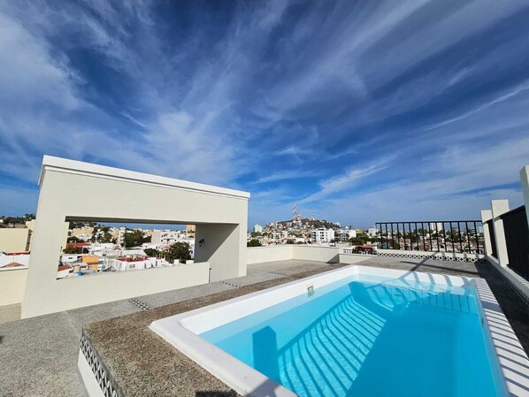 Une piscine sur le toit offrant une vue dégagée sur le paysage urbain.