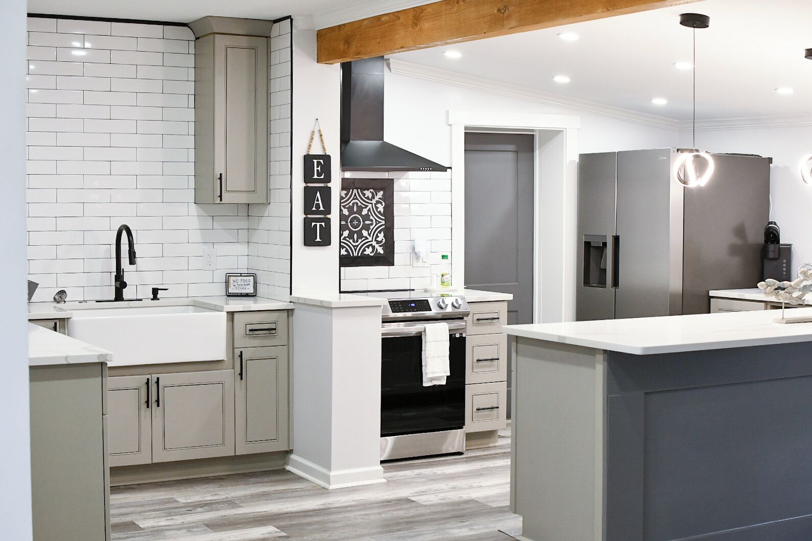 Kylskåp, mikrovågsugn, ugn och spishäll