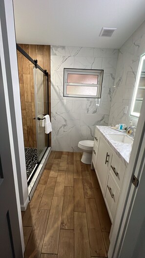 Douche, sĂšche-cheveux, serviettes fournies, savon