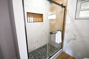 Douche, sèche-cheveux, serviettes fournies, savon