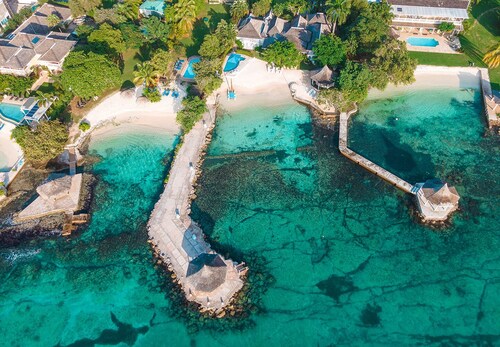 5 bdr Luxury Private Beachfront Villa Pool Staff Watersports