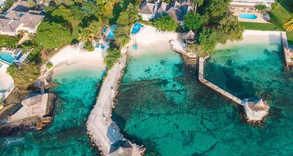 5 bdr Luxury Private Beachfront Villa Pool Staff Watersports