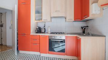 Fridge, oven, stovetop, coffee/tea maker