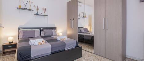 1 bedroom, desk, free WiFi, bed sheets