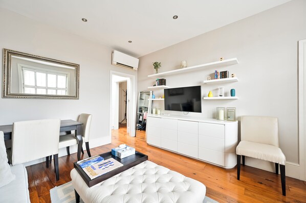 Interior - Chic Chelsea Flat with A/C & Lift (London)