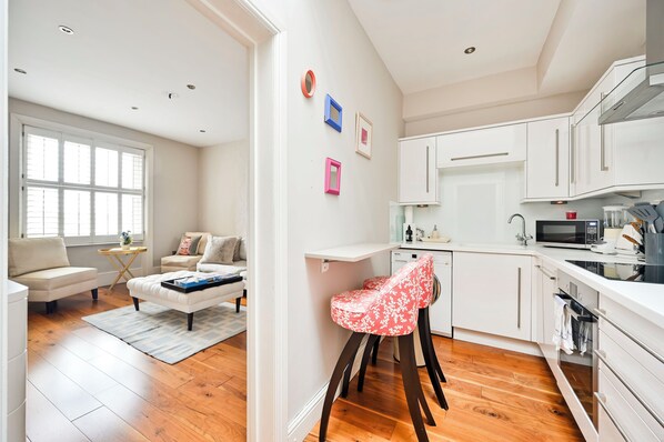 Fridge, microwave, oven, stovetop - Chic Chelsea Flat with A/C & Lift (London)