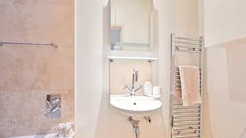 Dusj, hårføner, håndklær og såpe