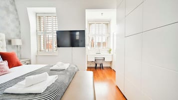 2 habitaciones, escritorio y tabla de planchar con plancha
