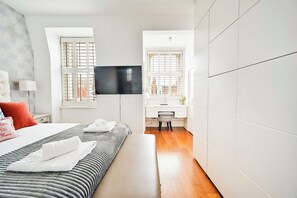 2 chambres, bureau, fer et planche à repasser, lit parapluie