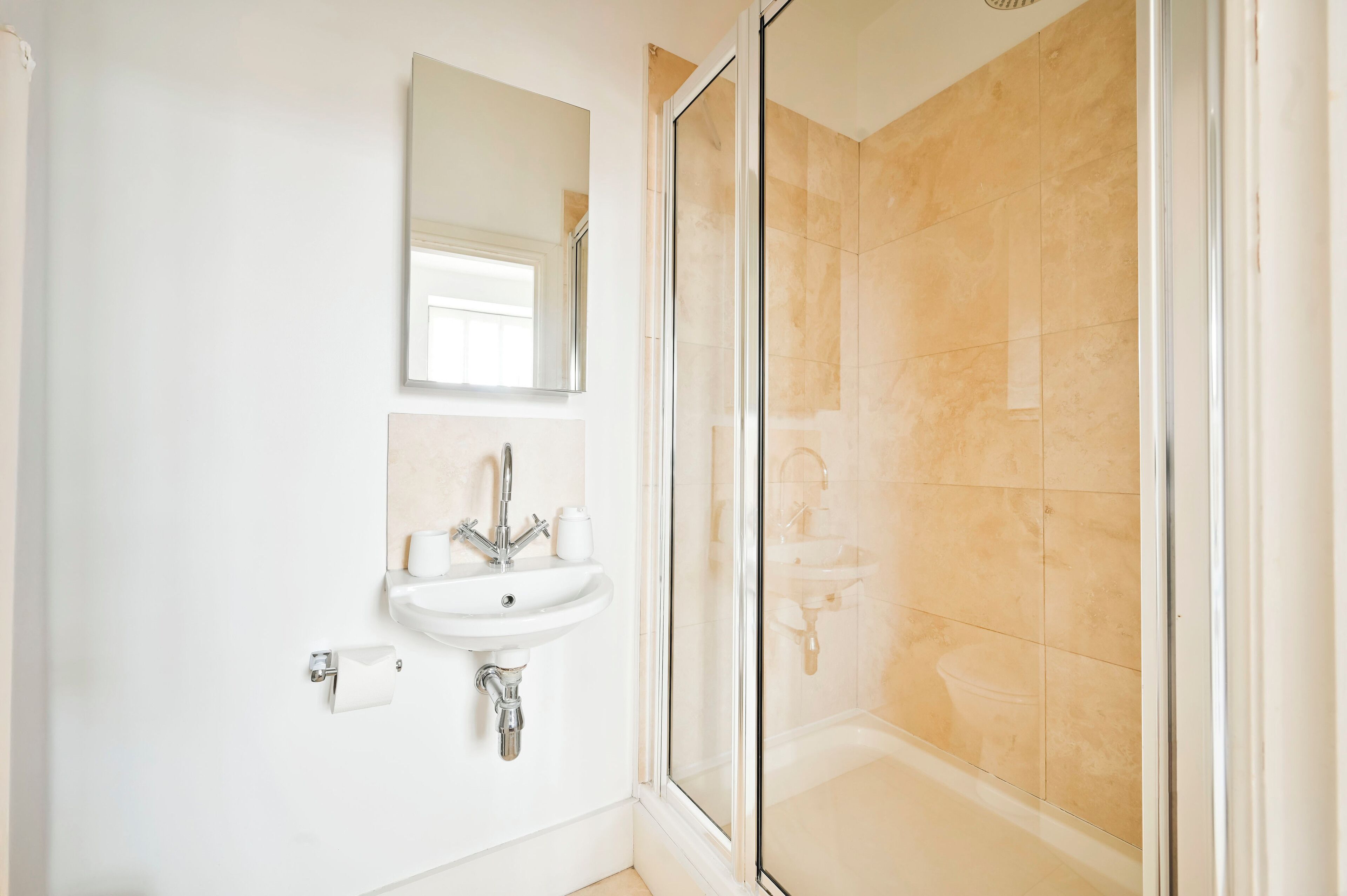 Douche, sèche-cheveux, serviettes fournies, savon