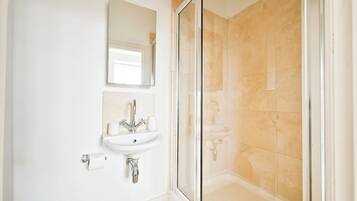 Douche, sĂšche-cheveux, serviettes fournies, savon