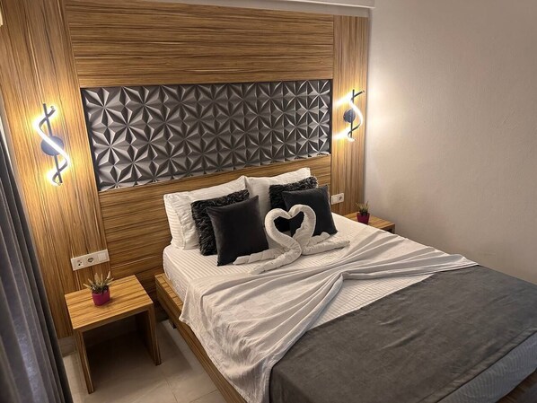 Basic Double Room for Two, Balcony, City View | Sängtillbehör av högsta kvalitet, minibar och skrivbord