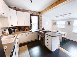 Microwave, oven, stovetop, dishwasher - "Blue Ox" Charming 2 Bedroom Triplex - S Broadway (Denver)