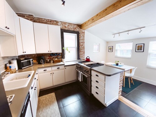 "Blue Ox" Charming 2 Bedroom Triplex - S Broadway